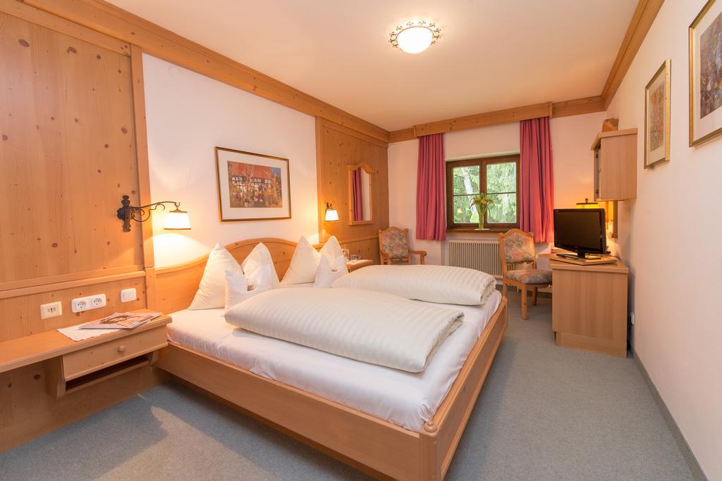 Der Erlhof Restaurant & Landhotel Zell am See Habitación foto